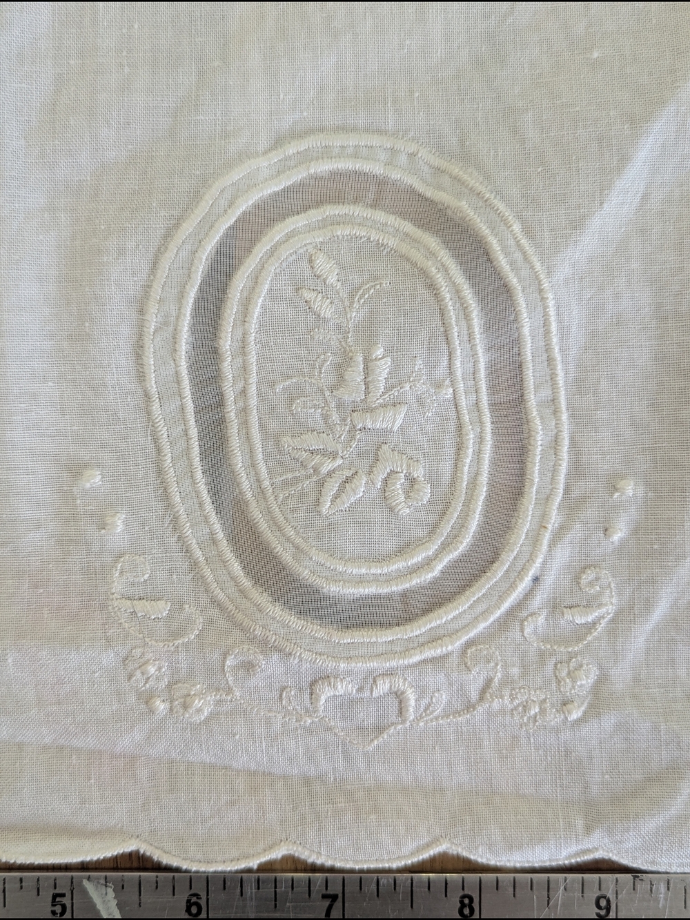 Madeira White Linen Guest Towels Set of 2 Embroidered Medallion Scalloped VTG - Picture 2 of 10